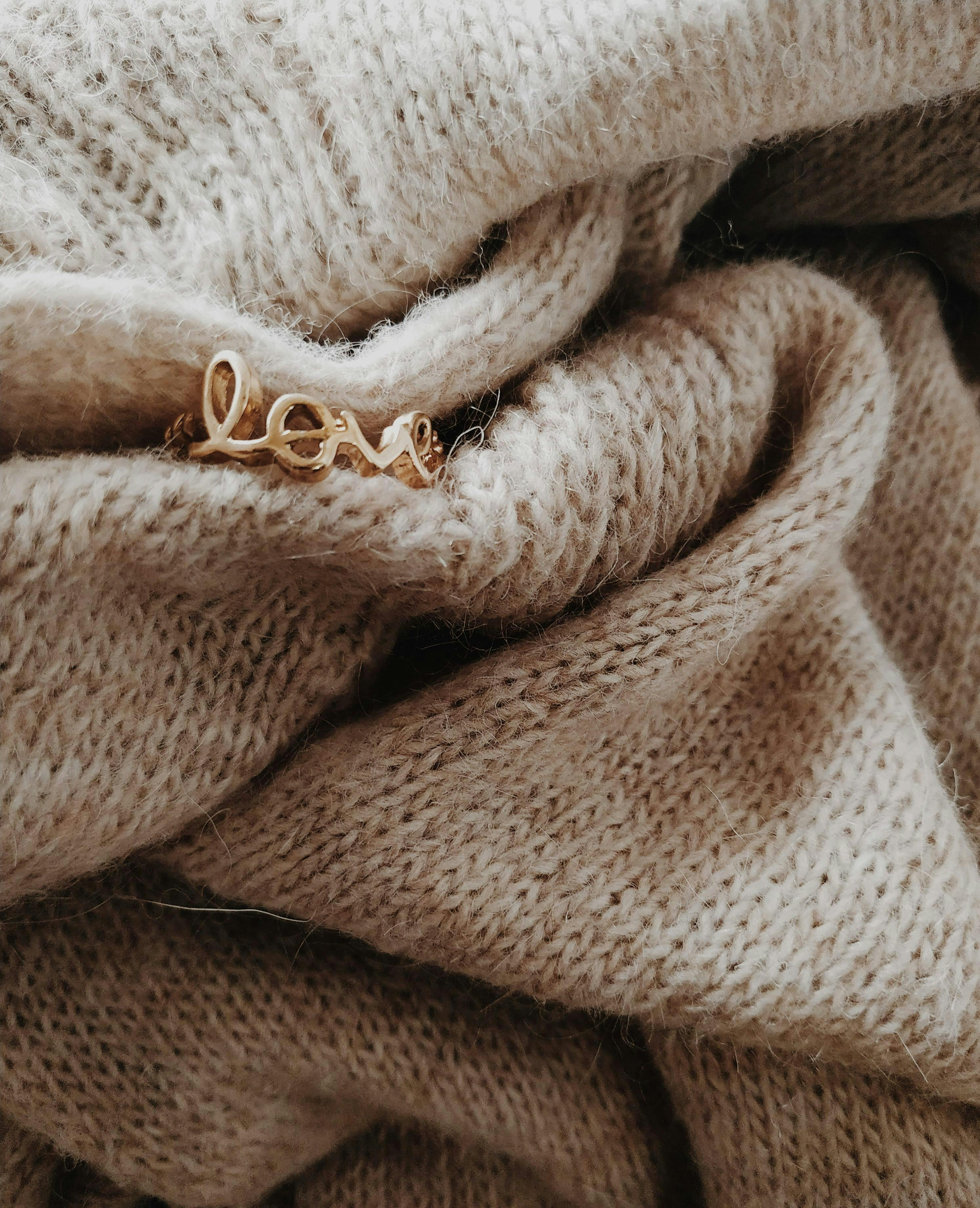 Preowned designer sweaters – Feel the MateriaI